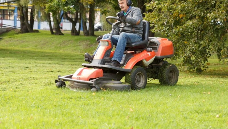 can you leave a lawn mower outside in the rain