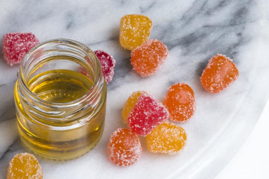 What is the Difference Between THC Gummies and Edibles: Unveiled!